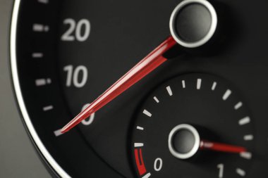 Modern elektronik araba hız göstergesinin yakın görüntüsü