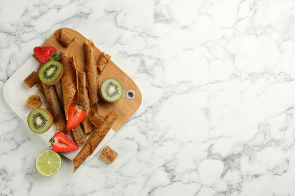 Platte Lay Compositie Met Heerlijke Fruitleerbroodjes Witte Marmeren Tafel Ruimte — Stockfoto