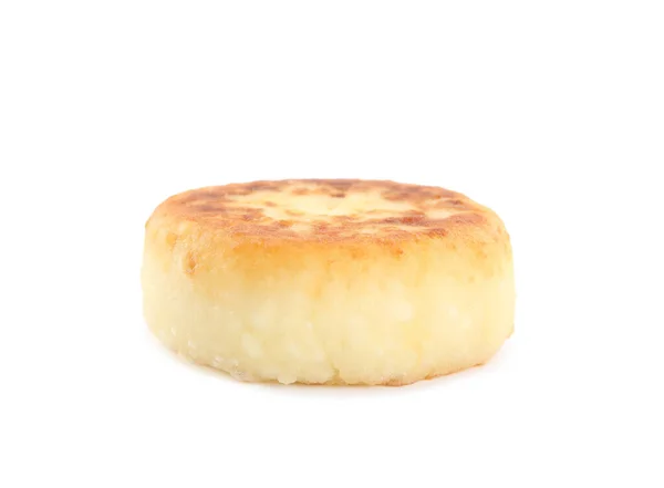 在白色的面包上分离出美味的奶酪薄饼 — 图库照片