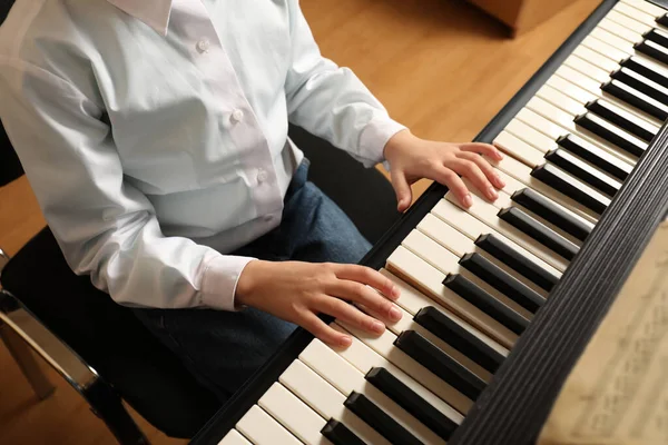 小孩子弹钢琴 在视野之外 音乐课 — 图库照片