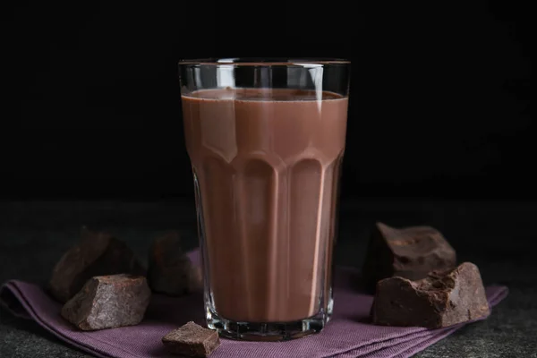 Ízletes Csokoládé Tej Üvegben Szürke Asztalon — Stock Fotó