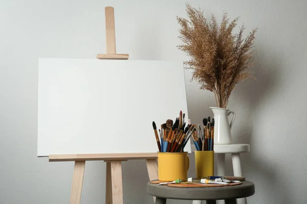 Easel Con Lienzo Blanco Pinceles Pinturas Paleta Estudio — Foto de Stock