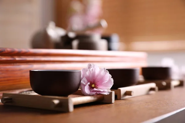 Kielich Sakura Kwiat Tradycyjnej Ceremonii Herbaty Drewnianym Stole — Zdjęcie stockowe