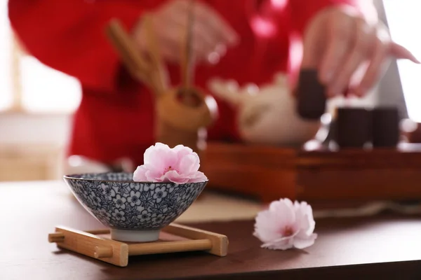 Traditionelle Teezeremonie Fokus Auf Tasse Meister Der Nähe Tablett Nahaufnahme — Stockfoto