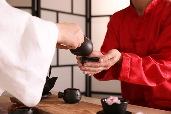 Maître Versant Thé Fraîchement Infusé Dans Tasse Invité Lors Cérémonie — Photo