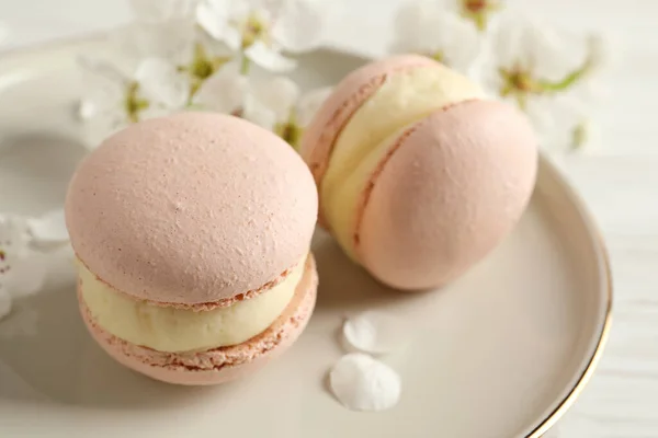 Deliciosos Macarons Rosa Flores Mesa Branca Close — Fotografia de Stock