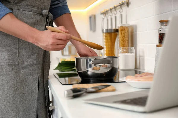 Homem Fazendo Jantar Enquanto Assiste Curso Culinária Line Laptop Cozinha — Fotografia de Stock