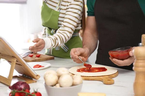 Casal Fazendo Pizza Juntos Enquanto Assiste Curso Culinária Line Tablet — Fotografia de Stock