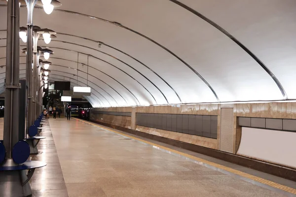Oturma Yerleri Olan Geniş Bir Metro Istasyonu Toplu Taşıma — Stok fotoğraf