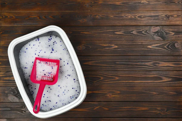 Bandeja Arena Para Gatos Con Relleno Cuchara Sobre Fondo Madera — Foto de Stock