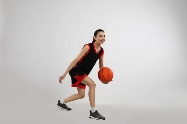 Desportista Profissional Jogando Basquete Fundo Cinza — Fotografia de Stock