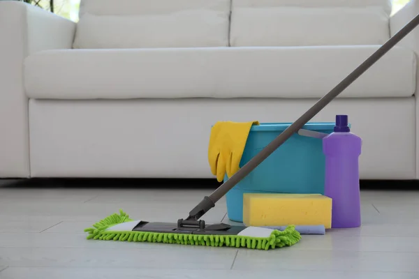 Balde Esfregão Garrafa Produto Limpeza Ferramentas Chão Sala Estar Espaço — Fotografia de Stock