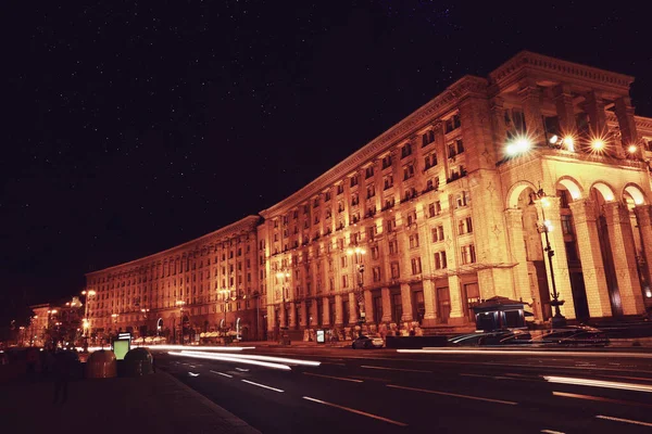 Blick Auf Das Nächtliche Stadtbild Mit Beleuchteten Gebäuden Und Lichtwegen — Stockfoto