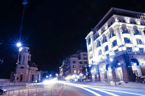 Blick Auf Das Nächtliche Stadtbild Mit Beleuchteten Gebäuden Und Lichtwegen — Stockfoto