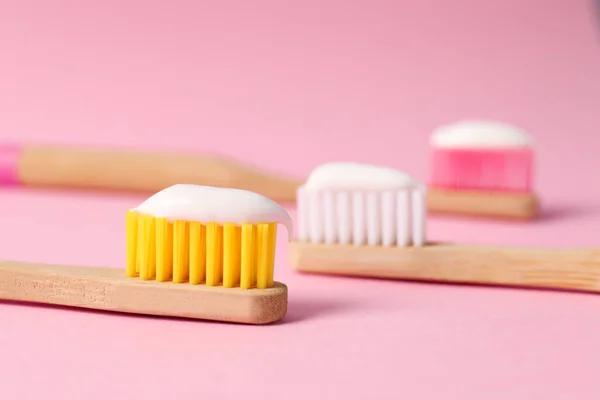 Dřevěné Kartáče Zubní Pastou Růžovém Pozadí Detailní Záběr — Stock fotografie