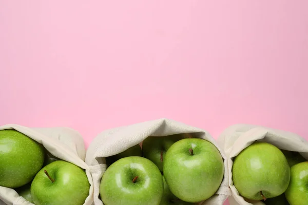 Саки Стиглими Зеленими Яблуками Рожевому Фоні Плоский Простір Тексту — стокове фото