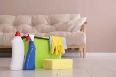 Kova, temizlik malzemeleri ve araçlar oturma odasında, mesaj için yer