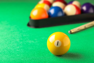 Yeşil masada 1 numaralı bilardo topu, metin için boşluk