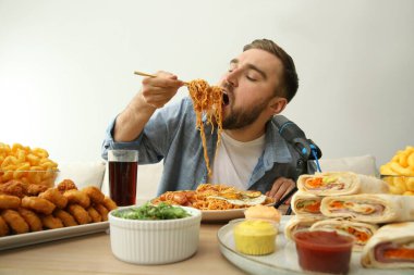 Yemek blogcusu, arka planda mikrofonun önünde yemek yiyor. Mukbang vlog