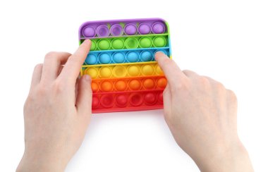 Beyaz arka planda popo oyuncağı kullanan kadın, yakın plan