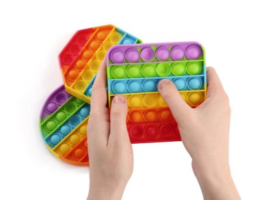 Beyaz arka planda popo oyuncağı kullanan kadın, yakın plan