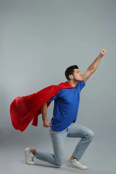 Hombre Usando Capa Superhéroe Sobre Fondo Gris —  Fotos de Stock