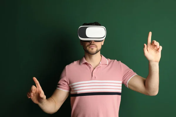 Homem Usando Fone Ouvido Realidade Virtual Fundo Verde — Fotografia de Stock