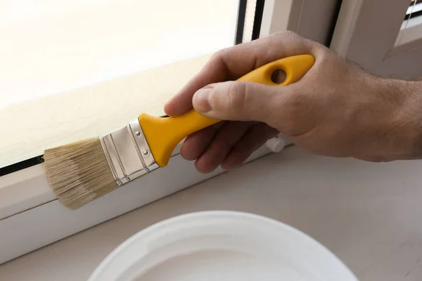 Hombre Pintando Marco Ventana Casa Primer Plano — Foto de Stock