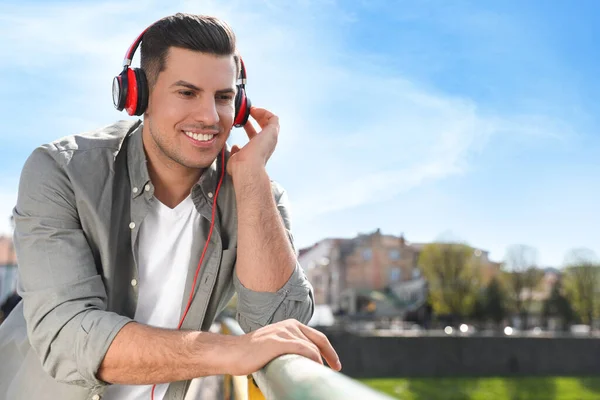 Beau Homme Avec Écouteurs Écoutant Musique Extérieur Jour Ensoleillé Espace — Photo