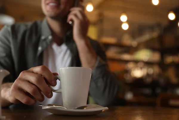 Hombre Con Taza Café Hablando Teléfono Inteligente Cafetería Mañana Primer — Foto de Stock