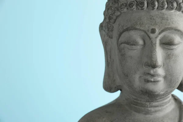 Όμορφο Πέτρινο Άγαλμα Του Βούδα Γαλάζιο Φόντο Κοντινό Πλάνο Χώρος — Φωτογραφία Αρχείου