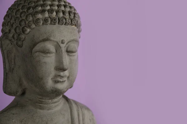 Belle Sculpture Bouddha Pierre Sur Fond Violet Gros Plan Espace — Photo