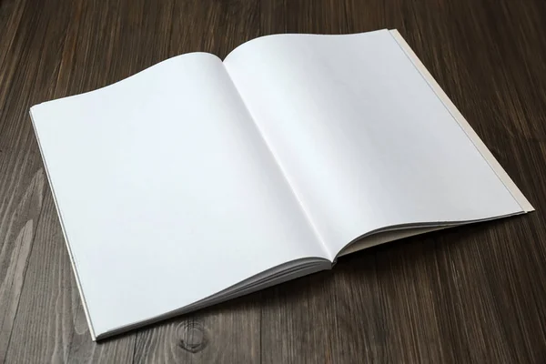 Open Blanco Papieren Brochure Houten Tafel Mockup Voor Ontwerp — Stockfoto