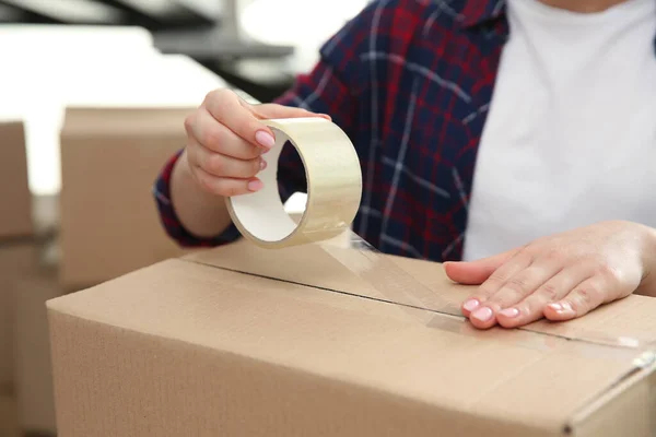 Mujer Grabando Una Caja Cartón Interior Cerca Día Movimiento — Foto de Stock