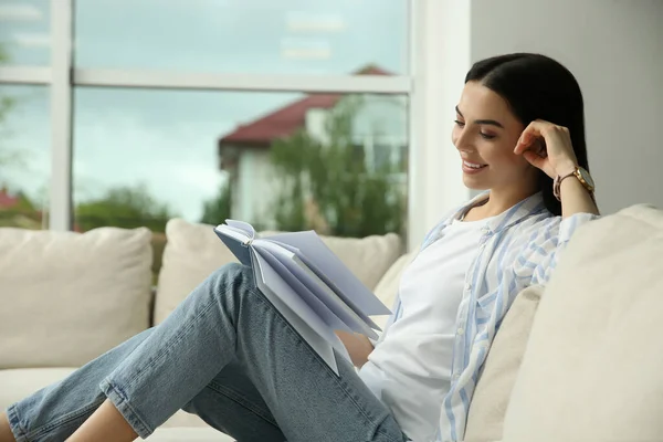 Junge Frau Liest Buch Hause Auf Dem Sofa — Stockfoto