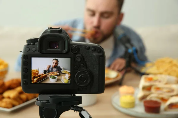 Food Blogger Gravação Comer Show Contra Fundo Luz Foco Tela — Fotografia de Stock