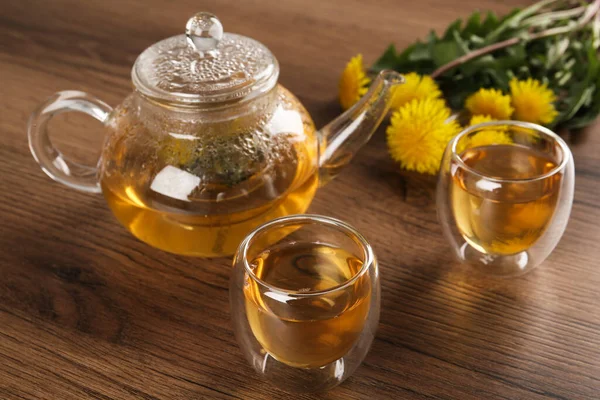 Finom Friss Pitypang Tea Asztalon — Stock Fotó