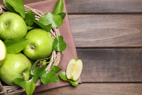 Pommes Vertes Fraîches Mûres Feuilles Avec Panier Osier Sur Table — Photo