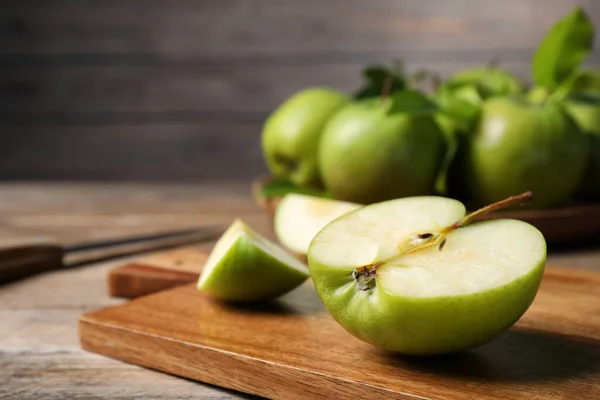 Pomme Verte Fraîche Coupée Sur Table Bois Gros Plan — Photo