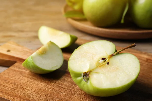 Pomme Verte Fraîche Coupée Sur Table Bois Gros Plan — Photo