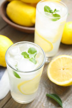 Soğuk limonata bardakları ahşap masada, yukarıda.