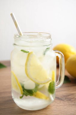 Mason kavanozu ahşap masada soğuk limonata.