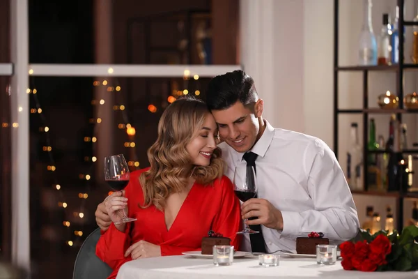 Charmant Couple Dînant Romantique Jour Saint Valentin Restaurant — Photo