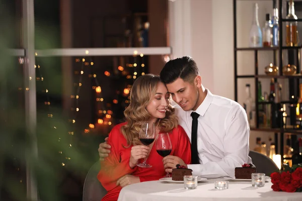 Mooi Koppel Met Romantisch Diner Valentijnsdag Restaurant — Stockfoto