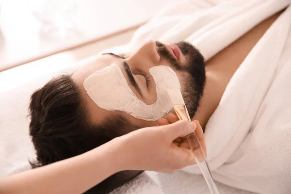 Kosmetolog Tillämpa Mask Mannens Ansikte Spa Salong — Stockfoto