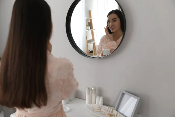 Giovane Donna Che Applica Crema Viso Casa Routine Mattutina — Foto Stock