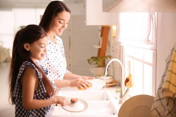 Мати Дочка Миють Посуд Разом Кухні — стокове фото