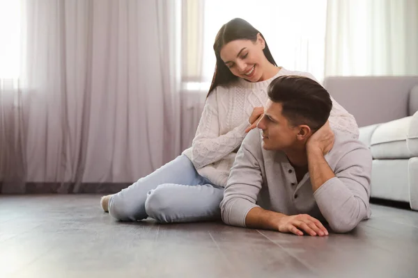 Pareja Feliz Piso Cálido Casa Espacio Para Texto Sistema Calefacción — Foto de Stock