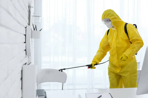 保護スーツの従業員がオフィスを消毒 医学的消毒 — ストック写真