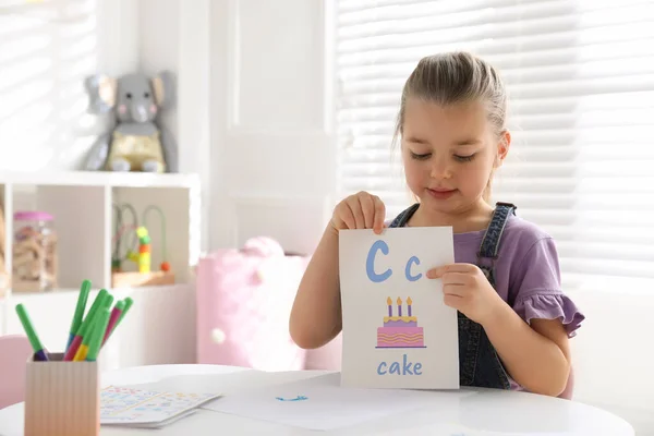 Petite Fille Tenant Carte Avec Lettre Mot Gâteau Classe Leçon — Photo